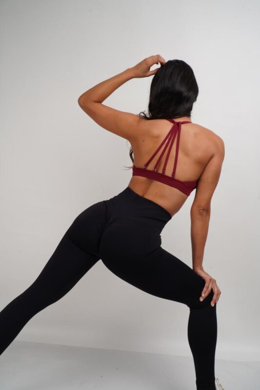 top-deportivo-con-almohadillas-espalda-abierta-vinotinto-outfit