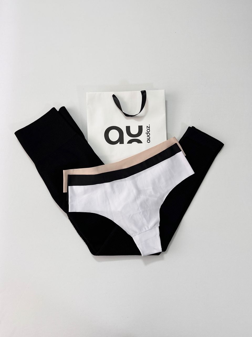 panties-invisibles-sin-costuras-negro-nude-blanco-outfit