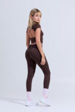 camiseta-deportiva-casual-athleisure-escote-espalda-pilates-yoga-barre-running-chocolate-02