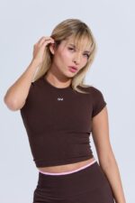 camiseta-deportiva-casual-athleisure-escote-espalda-pilates-yoga-barre-running-chocolate-03