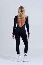 enterizo-casula-deportivo-athleisure-escote-espalda-manga-larga-realce-negro-02