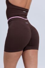 short-deportivo-sin-costuras-pilates-barre-yoga-running-realce-contraste-chocolate-rosa-04