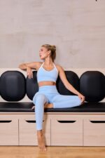 top-deportivo-pilates-yoga-running-alto-soporte-azul-claro-blanco-07